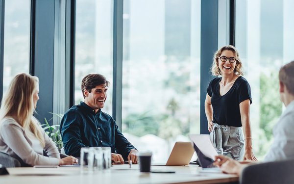 lachende Menschen in einem Büro
