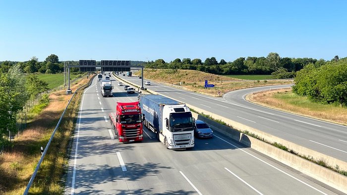 fahrende Autos auf einer Autobahn