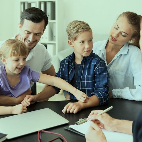 eine Familie sitz einer Frau an einem Tisch gegenüber