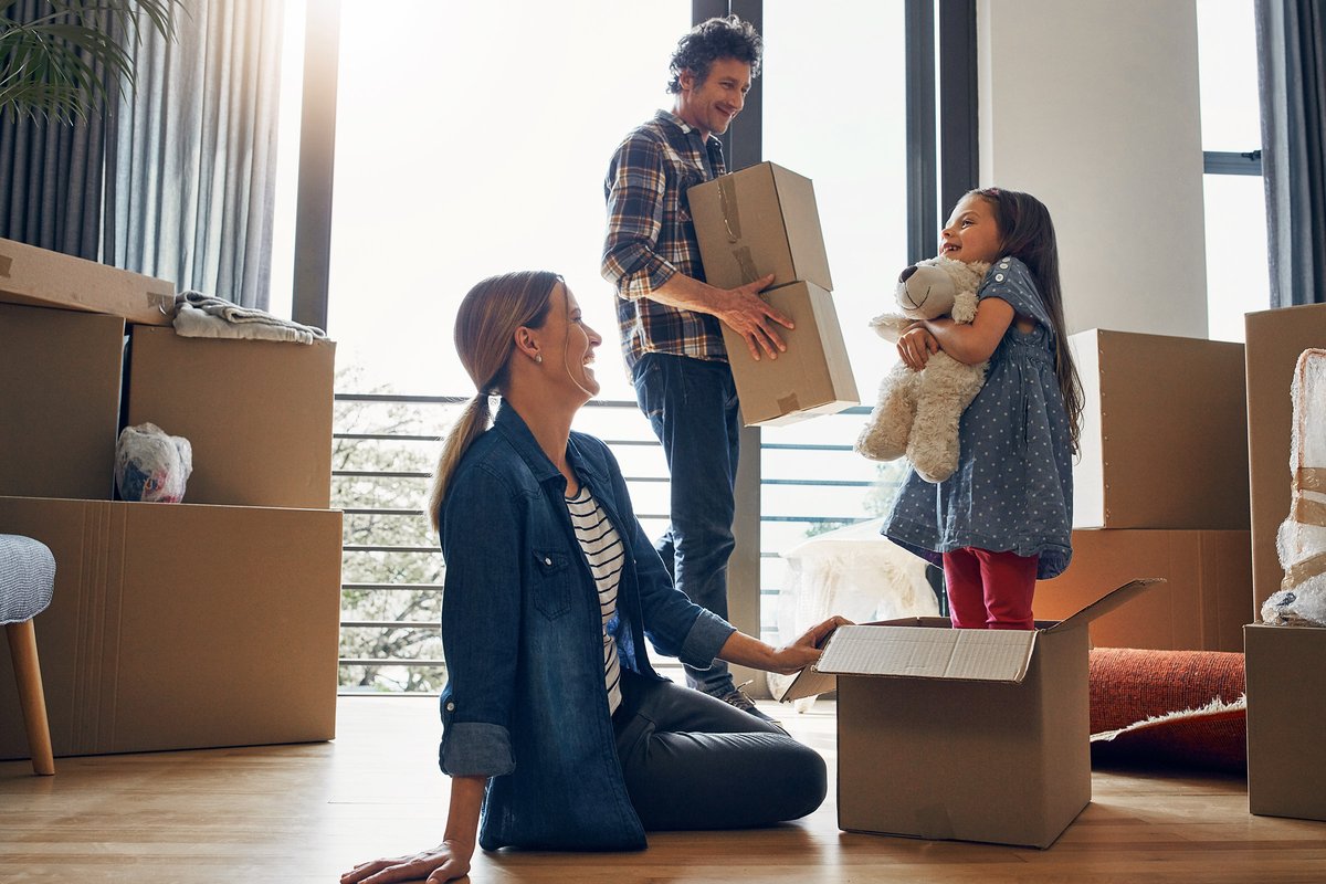 Familie zwischen Umzugskartons