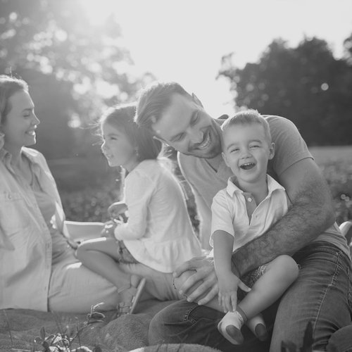 lachende Familie auf einer Wiese 