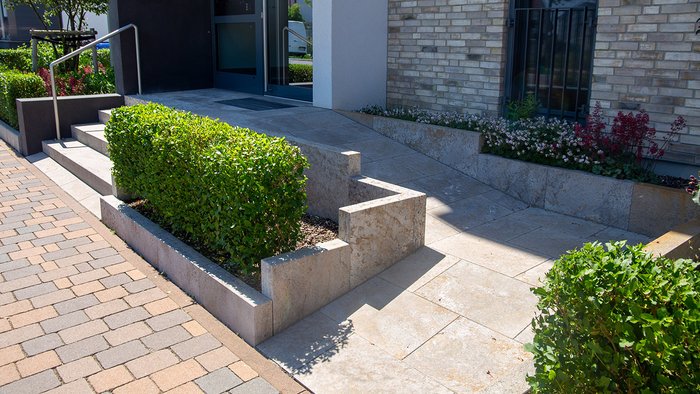 Treppen und Rampe zu Hauseingang