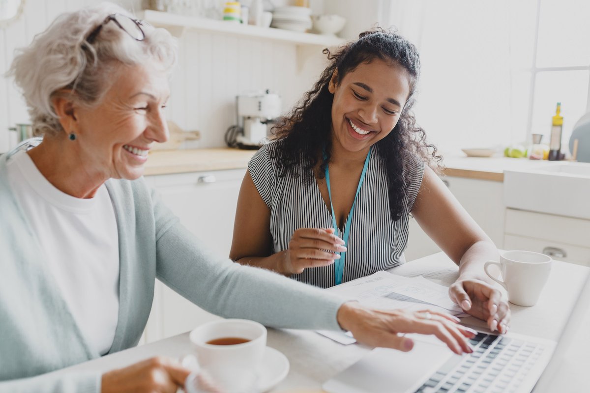 zwei Frauen arbeiten an einem Laptop