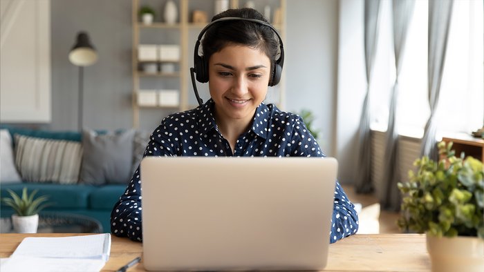 Frau arbeitet an einem Laptop 