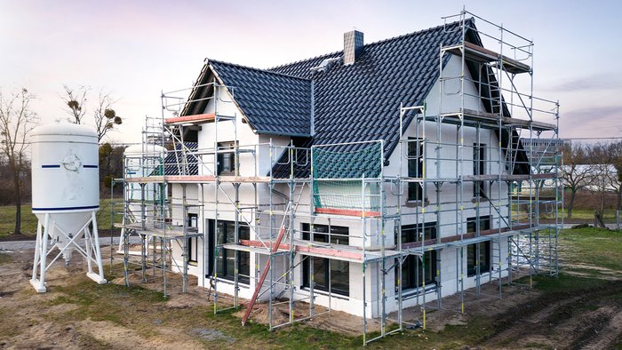 eingerüstetes Wohnhaus 