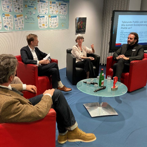 fünf Personen unterhalten sich 