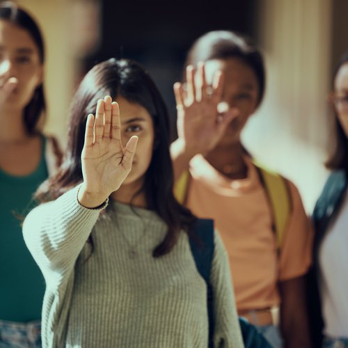 vier Frauen strecken ihre Handflächen nach vorne